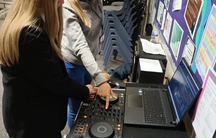 Image of DJ lessons